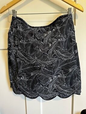 Moteepi Black and White Leaf Print Scalloped Activewear Skort